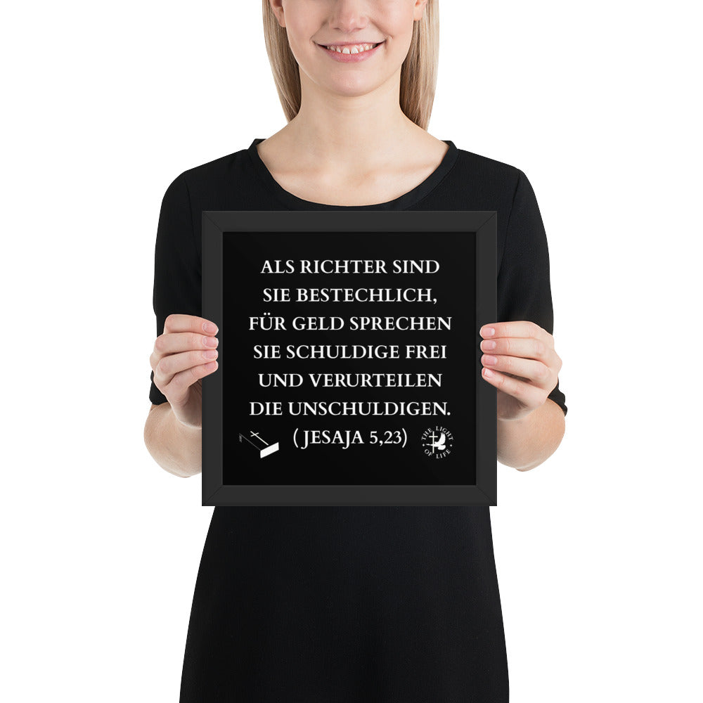 Gerahmtes Poster kaufen mit Jesaja Bibelvers, schwarze Schrift auf mattem Hintergrund, gehalten von einer Person.