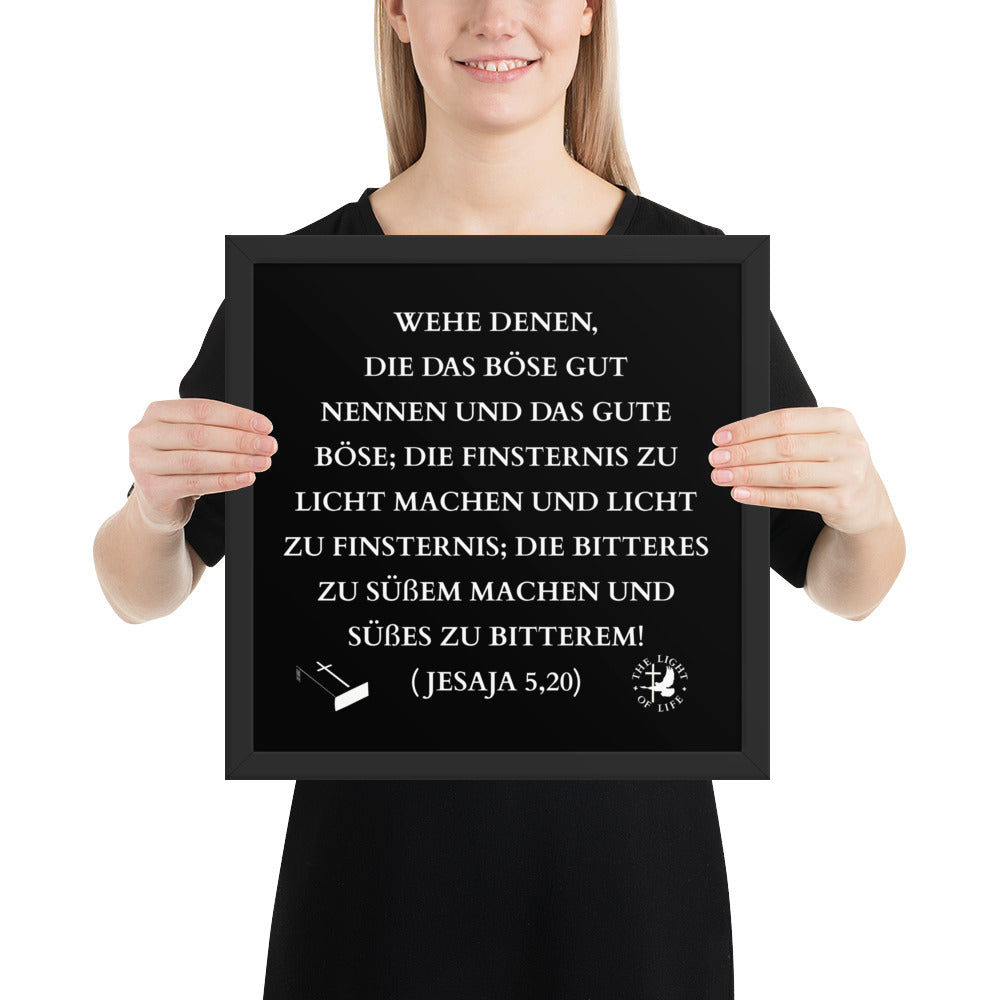Gerahmtes Poster aus Holz mit Bibelvers, zitiert Jesaja 5,20, in schwarzem Rahmen gehalten von einer Person.