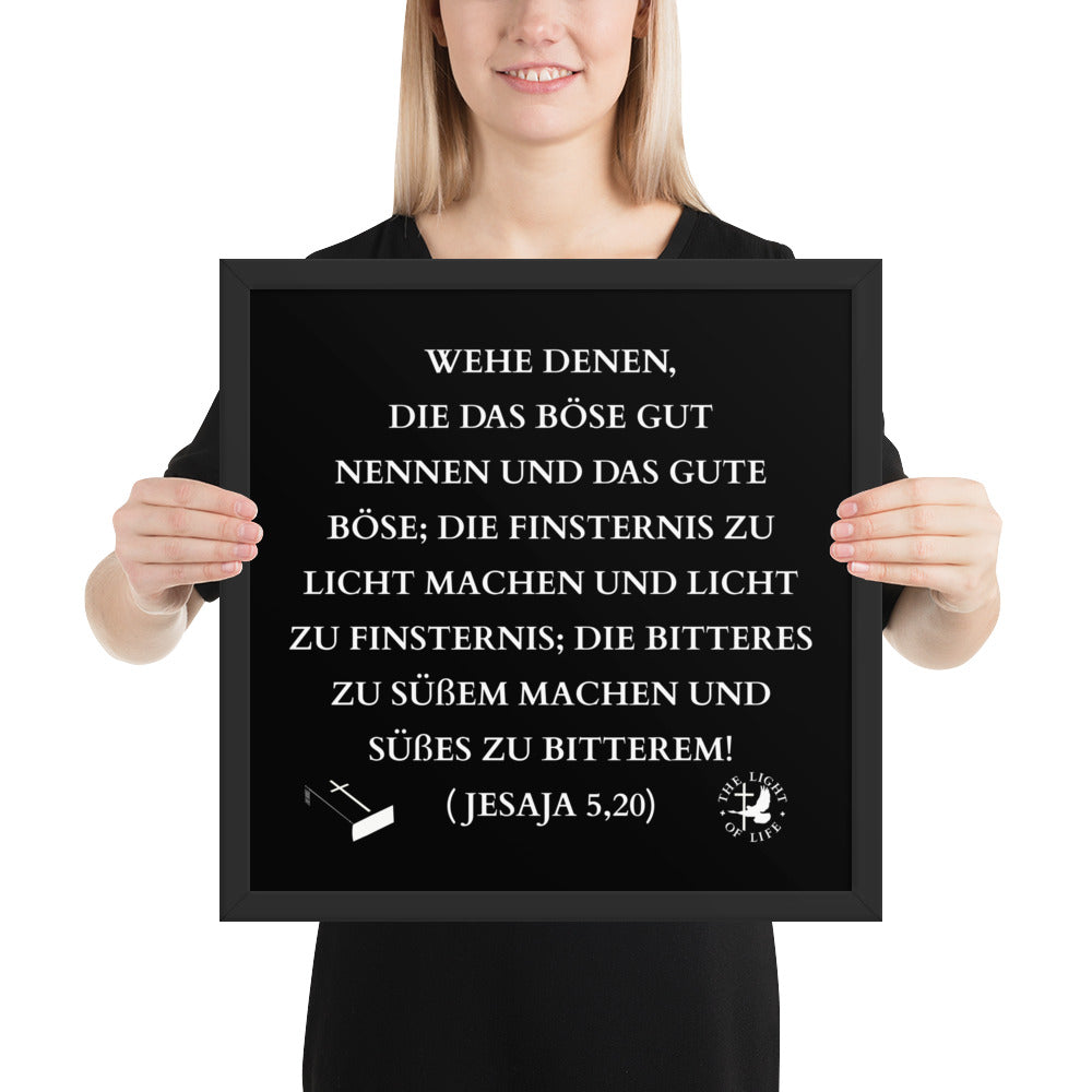 Gerahmtes Poster aus Holz mit Bibelvers Jesaja 5,20 in mattschwarzem Rahmen, handgehalten von einer Person.