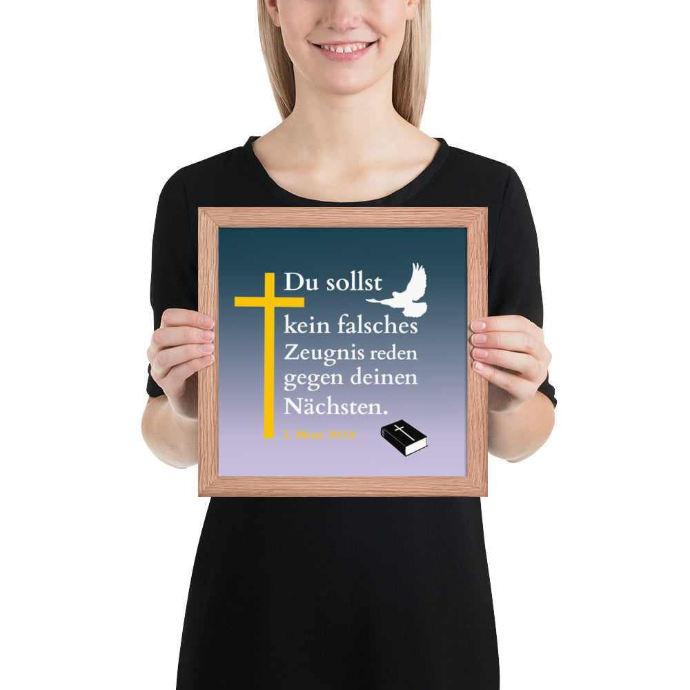 Gottes Gebot - Poster mit goldenen Kreuz und Taube, zitiert 2. Mose 20:16, von einer Person stolz gehalten.