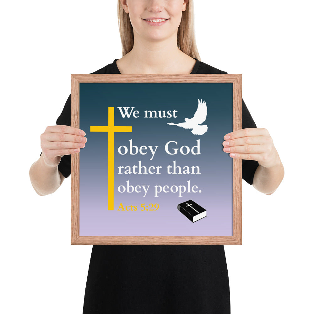 Gerahmtes poster kaufen mit dem Spruch "We must obey God rather than obey people" und einem Kreuz, designed für jeden Raum.