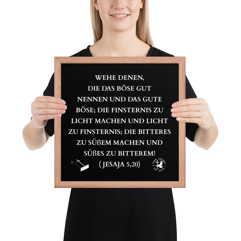 Gerahmtes Poster aus Holz mit Bibelvers, zitiert Jesaja 5,20, in mattschwarzem Hintergrund und Holzrahmen.