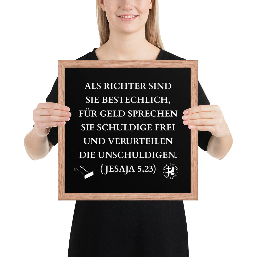 Gerahmtes Poster kaufen mit Jesaja 5,23. Zitat auf schwarzem Hintergrund in Holzrahmen.