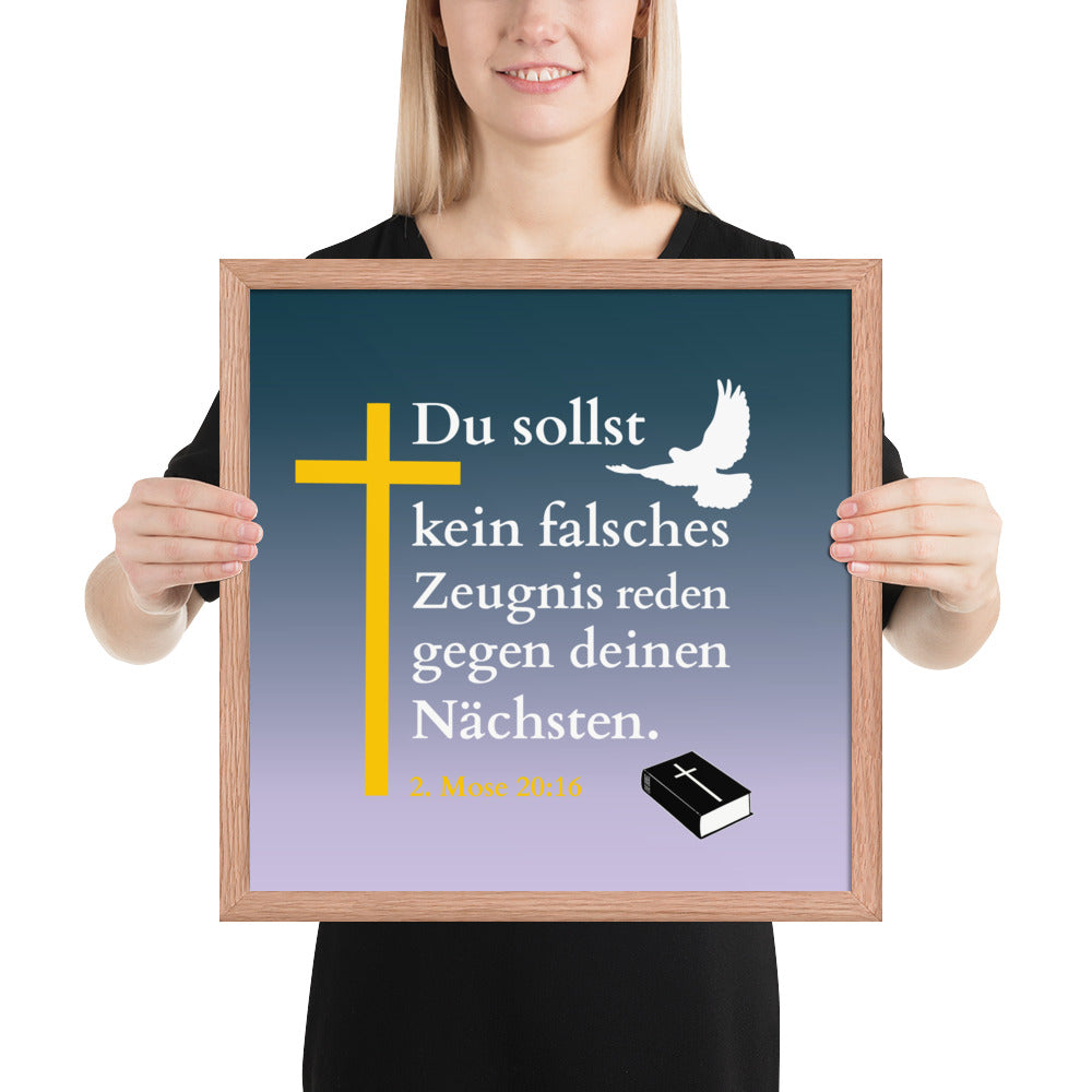 Gottes Gebot - Poster, gerahmt mit Kreuz und Text 2. Mose 20:16, präsentiert von einer Person.