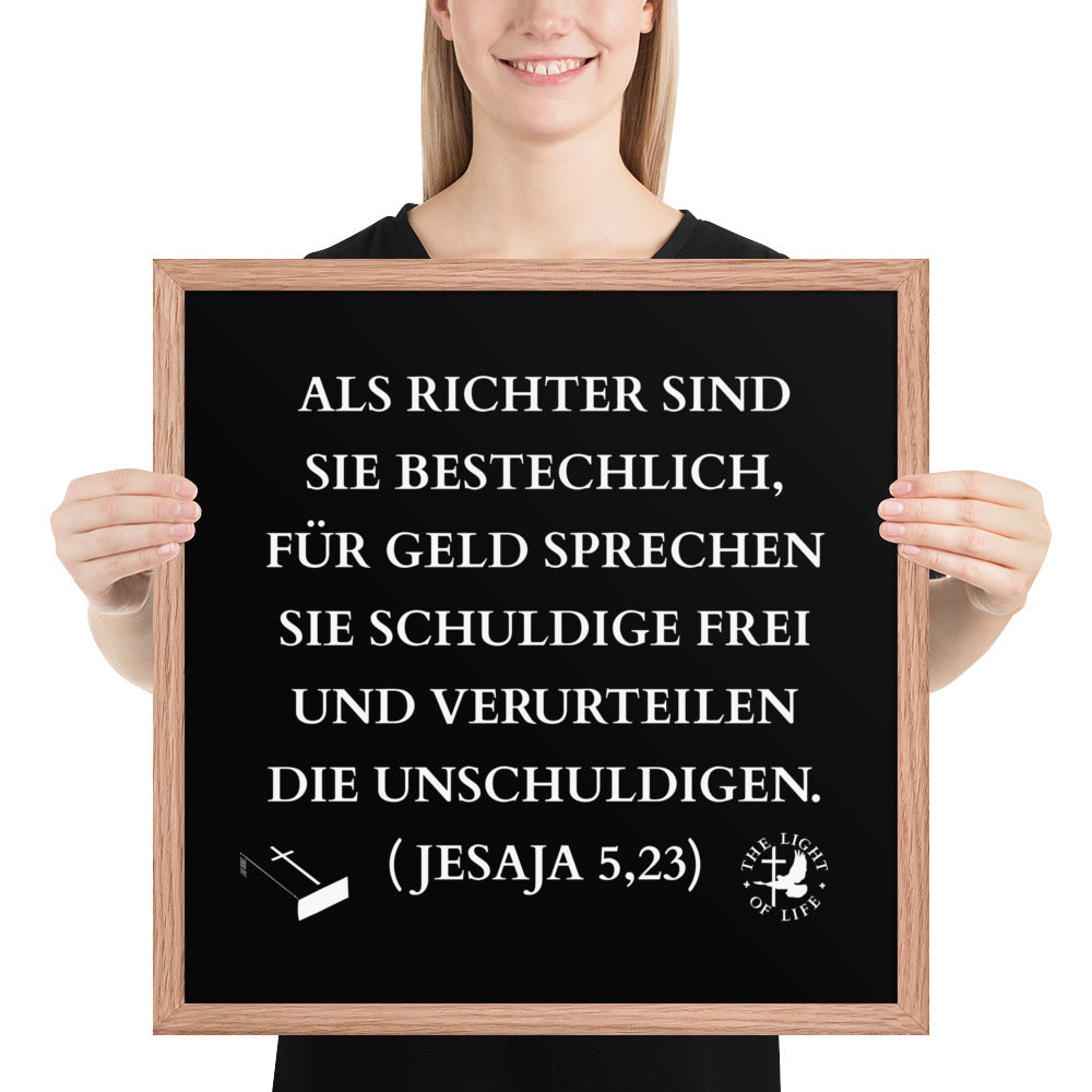 Gerahmtes Poster kaufen mit Jesaja Bibelvers, das in den Händen einer Person gehalten wird, mit schwarzem Hintergrund.