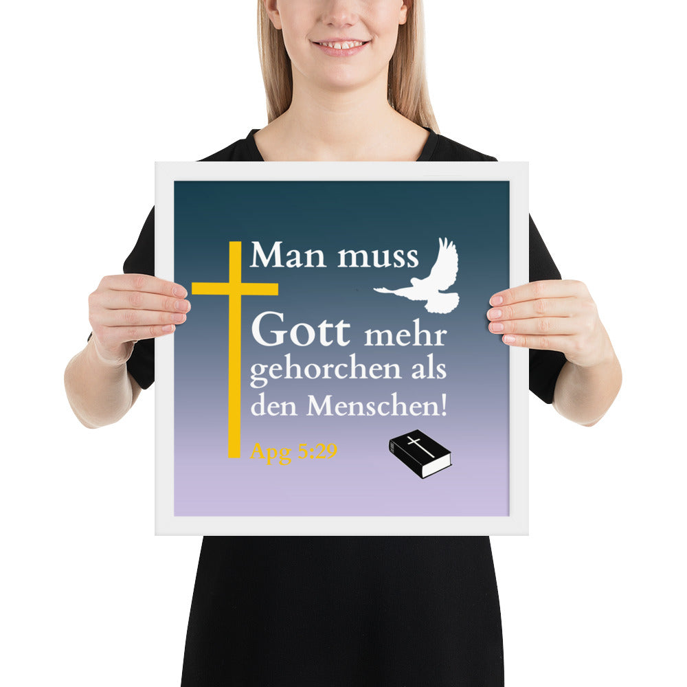 Gerahmtes Poster kaufen mit biblischem Zitat und christlichem Design, gehalten von einer Frau.