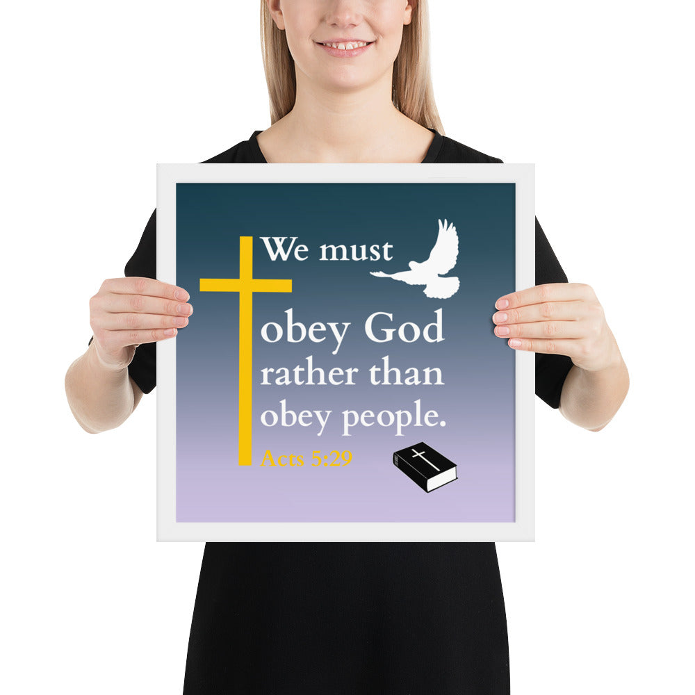 Gerahmtes poster kaufen mit dem Text 'We must obey God rather than obey people' und einem Kreuz