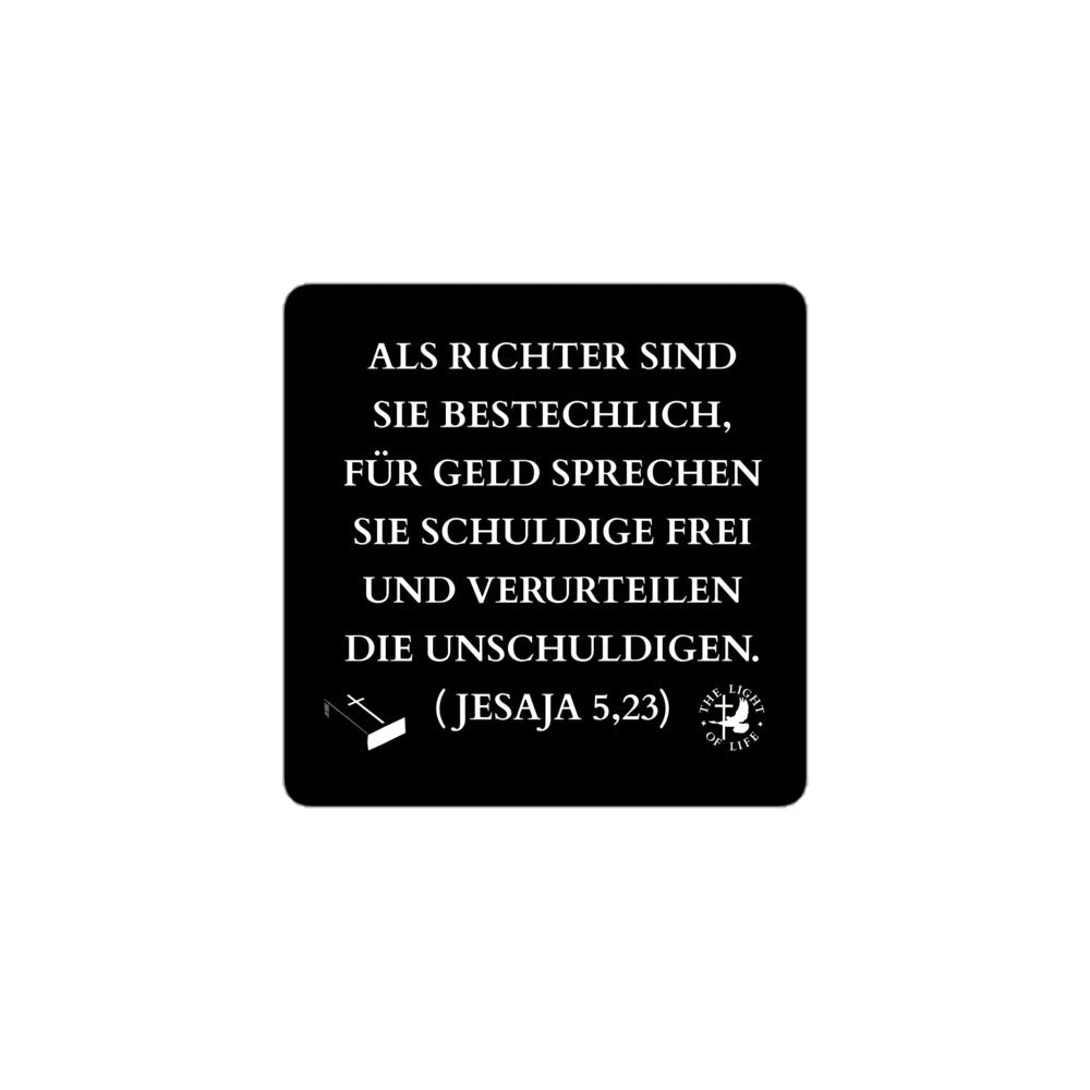 Blasenfreie Aufkleber mit Bibelvers Jesaja 5,23. Zitat auf schwarzem Hintergrund.